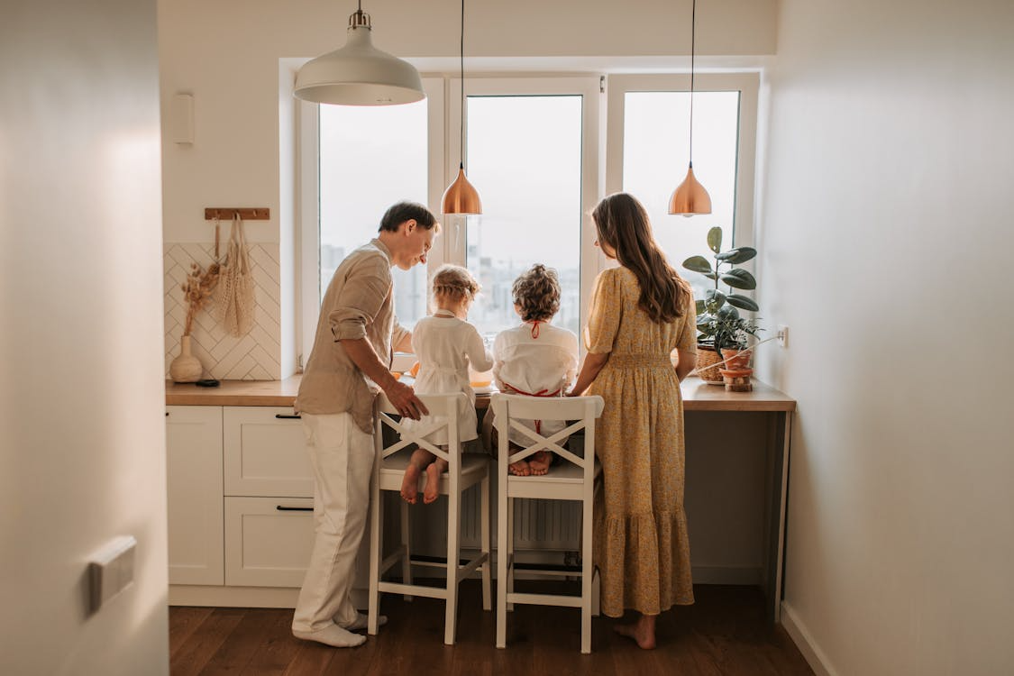Famille accompagnée par Assuratem, courtier en assurances indépendant à Paris